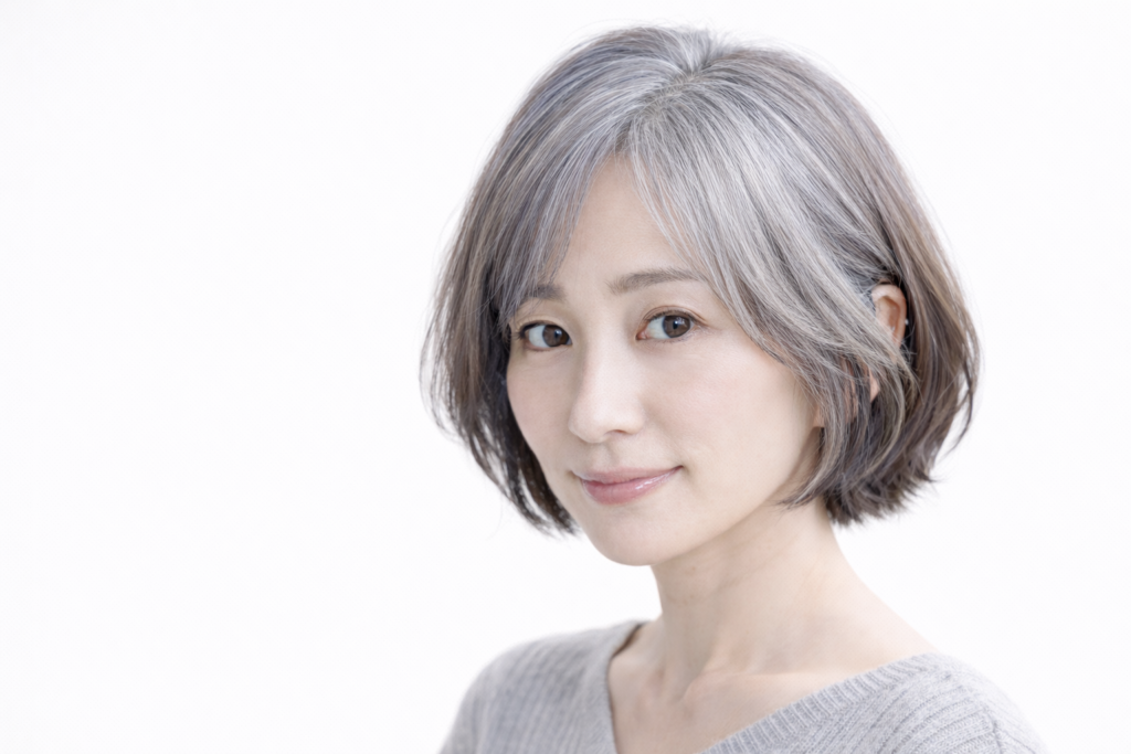 白髪染めをやめるとどうなる？全てが白髪になるまでの途中経過