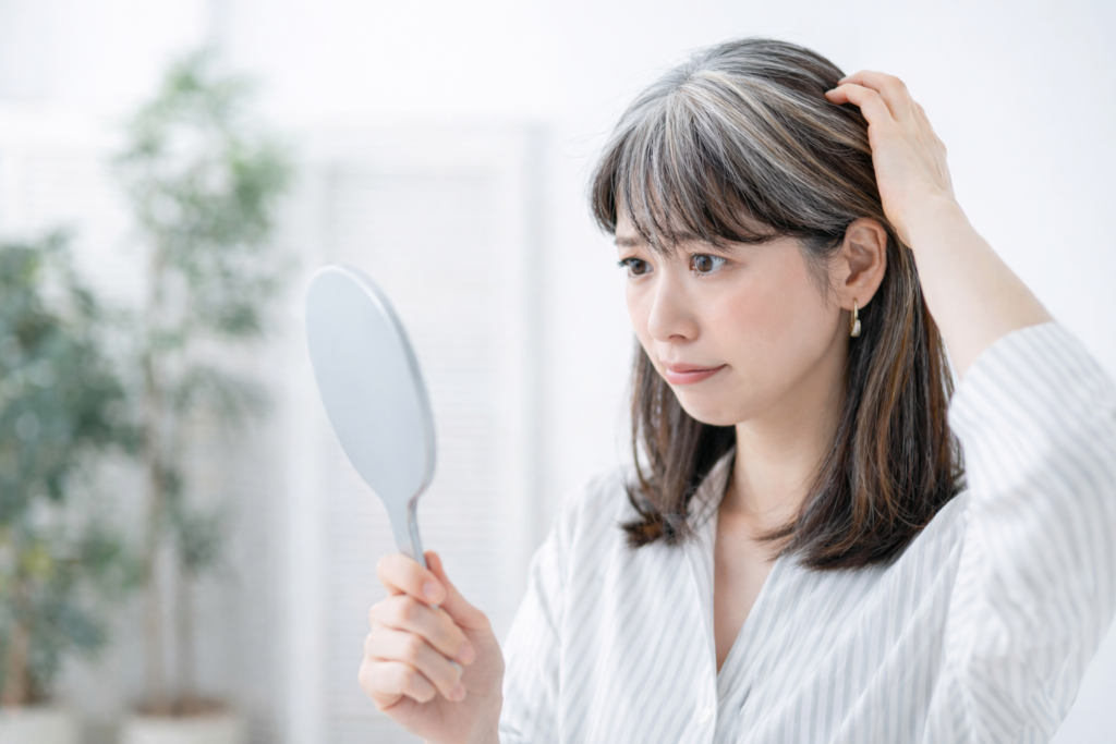 白髪染めをやめる途中がつらい…違和感なくオール白髪に移行する方法